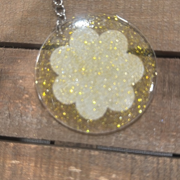 Floral Keychain with Pink and Yellow Daisy - Picture 2 of 2